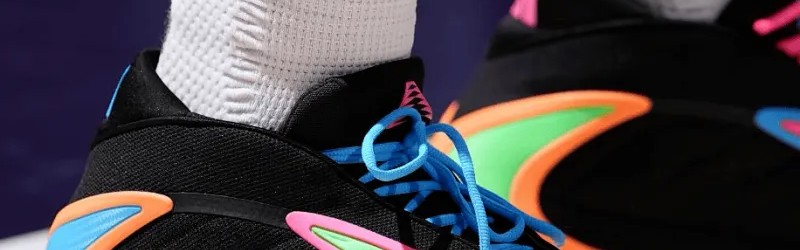 竞彩足球-爱德华兹穿着彩色AE2，空砍36分2篮板5助攻1抢断